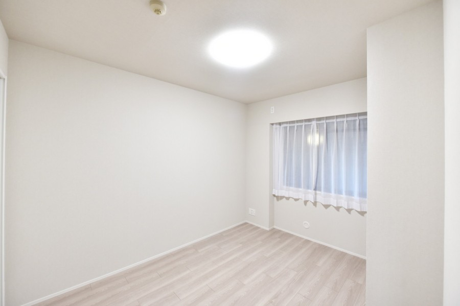 洋室３（約5.3帖）は静かに自分の時間や趣味、仕事や課題に集中できるプライベートスペースです。全ての居室にクローゼットを備えていますので、衣類なども収納しやすくなっています。