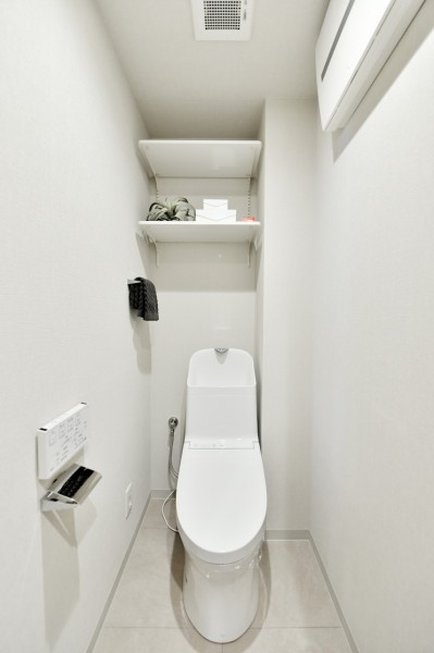 TOTO製ウォシュレット一体型のトイレ新規交換済みです。毎日使用する場所なので、シンプルでお手入れがしやすいものを採用しています。上部に棚を設置していますので、小物類も収納しやすくなっています。