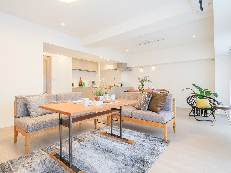 約22.9帖のLDKは、大きな窓からたっぷりと光を取り込んだ明るく開放的なお部屋です。大きな家具を置いてもゆとりのある、心地よい住空間が広がっています。