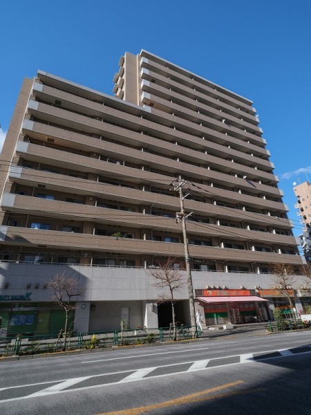 4駅4路線が利用可能な立地に佇む、総戸数127戸の大規模マンションです。物件目の前のバス停からは『池袋』まで約９分、徒歩圏内にスーパーやコンビニなどが揃った買い物にも便利な住環境です。