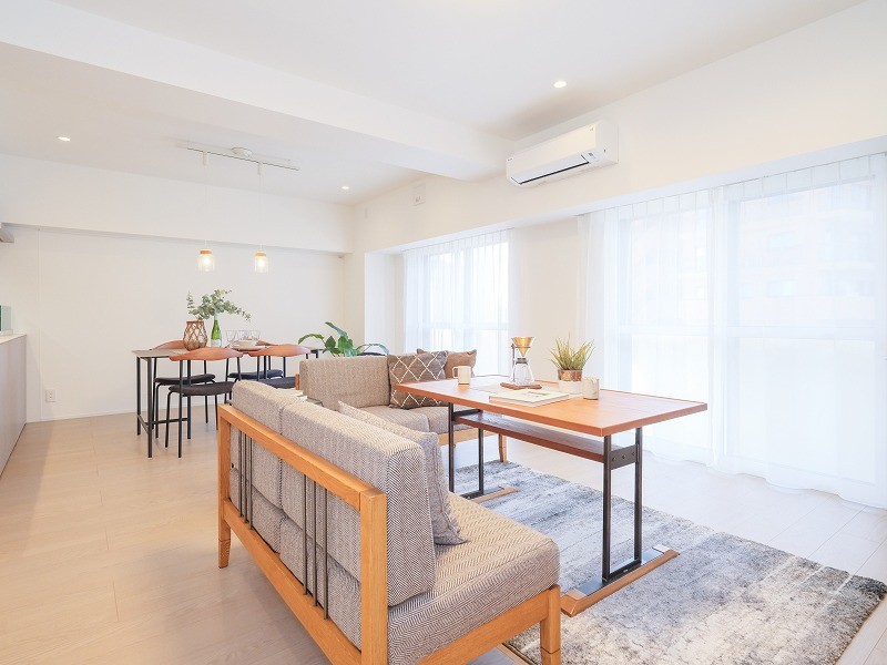 リビングは心地よい陽光で満たされ、ご家族や友人との充実した時間をお過ごしいただける空間です。