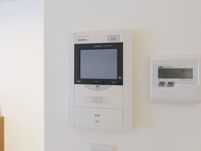 ◆TVモニター付インターホン◆訪ねてきた相手をモニター越しに確認でき、防犯対策に役立ちます。インターホン越しに話をすることが可能です。