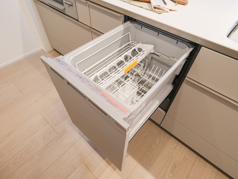 ◆食器洗浄機◆家事の時間を短縮できる優れもの。さらに節水・節約を同時に行うことができるので、人気があり重宝します。