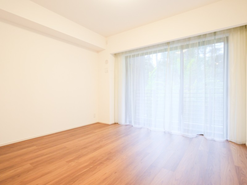 約8.9帖の洋室1には、大きな窓から優しい光が差し込み、心地よい朝を迎えることができそうです。LDから離れた独立性の高いお部屋で、プライベートな時間を満喫できる空間です。