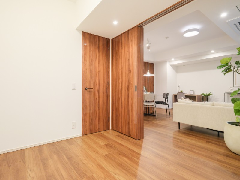 洋室2は約5.0帖の広さがあります。扉が引き戸となっているため、開放してLDを拡張してお使いいただけます。ライフスタイルに合わせて利用可能なお部屋です。