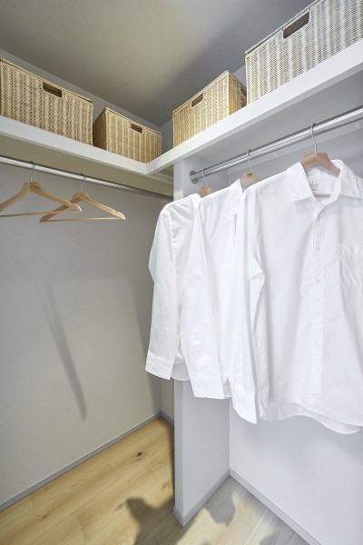 各居室に収納スペースあり、かさばるアウターや季節物の寝具、家電などを収納することで居室を広くお使いできます。ライフスタイルに合わせてご利用可能です。