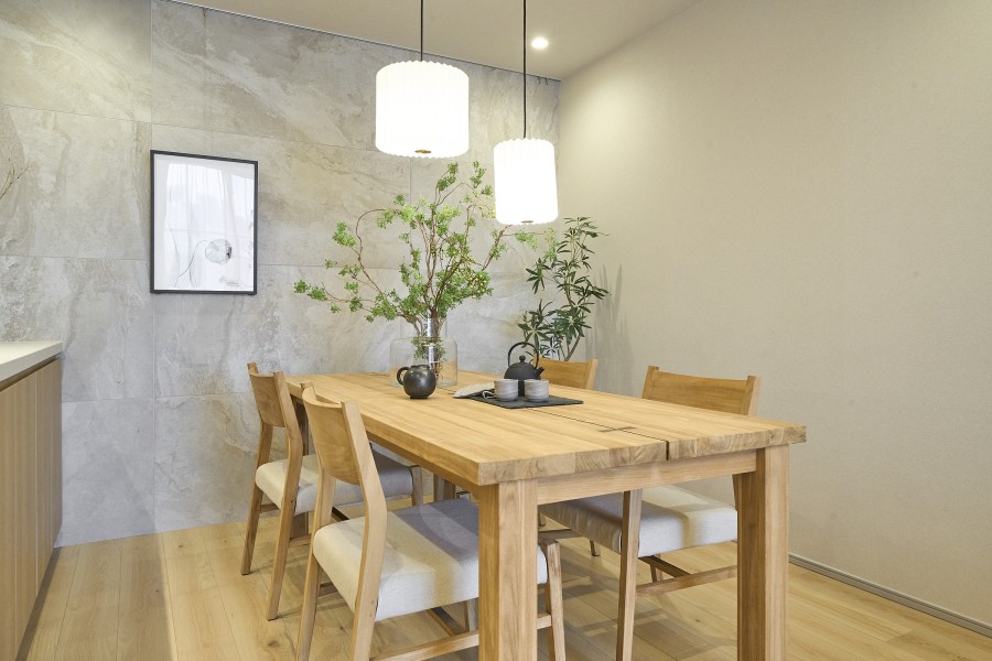 LDの壁面にはアクセントタイルを設け、落ち着きのある洗練された印象に仕上げました。石目調タイルと美しく調和し、スタイリッシュな空間を生み出しています。