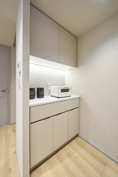 キッチンにはカップボードも設置いたしました。吊戸棚と収納があり、食器や調味料などをまとめて収納することができます