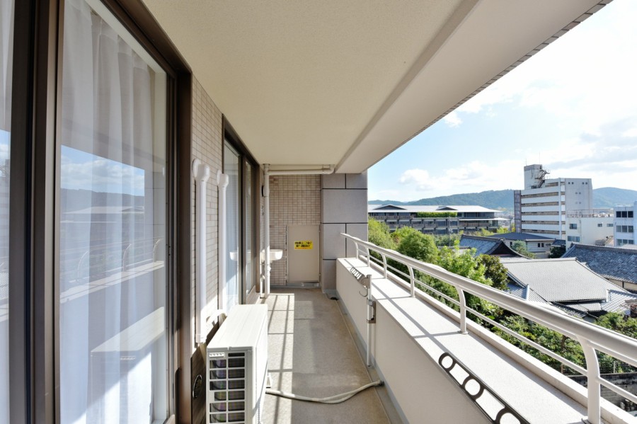 南向きのバルコニーは優しい光をお部屋の中に取り入れ、明るく心地よい居住空間で家族がのびのびと過ごすことができます。スロップシンクがありますので、お掃除の際にも役立ちます。