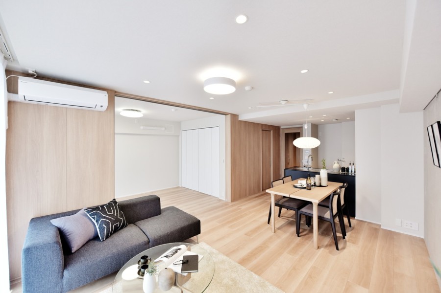 壁にはピクチャーレールを設置していますので、壁を傷つけることなくお好みのグリーンやアートで空間を演出することができます。肌触りの良いフローリング材を使用していますので、裸足で過ごしたくなるような空間です。