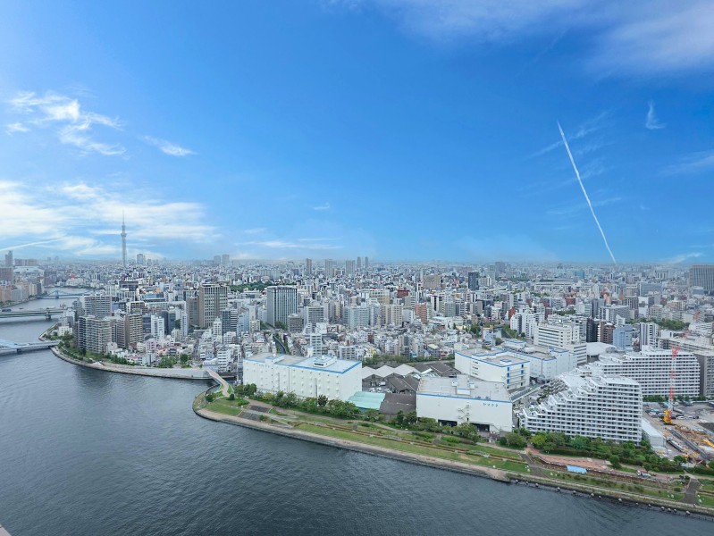バルコニーよりリバーサイドならではの風景と青々とした空、スカイツリーを望めます。夜には都会のビル群の夜景と隅田川のコントラストをお部屋から楽しむことができます。