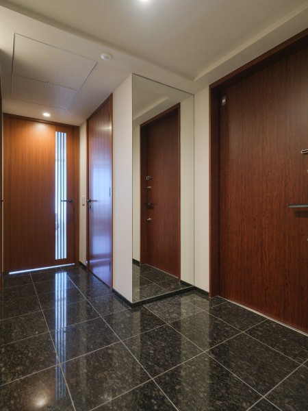 この先にどんなお部屋が広がっているのか思わずワクワクしてしまう、ラグジュアリーな玄関です。ゆったりとしているため、大きな荷物を持っていても快適にご利用いただけます。