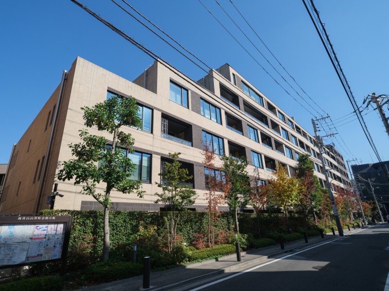 都心の洗練を纏う、南青山７丁目に佇むレジデンスです。プライバシー性の高い作りで各住戸専用のエレベーターホールがあります。ダブルオートロックシステムが採用されており、安心してお住まいいただけます。