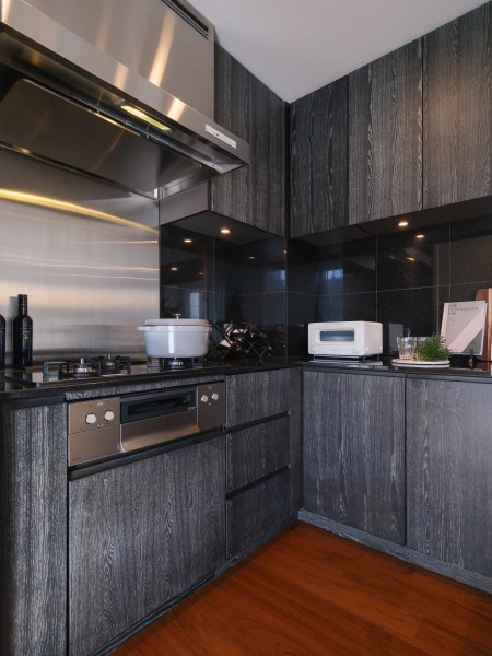 キッチンの背面にはお揃いのカップボードが設置されております。収納が豊富で、お料理グッズや食器などをすっきり収めることができる嬉しい設備です。