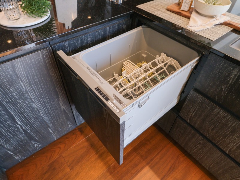 ◆食器洗浄機◆家事の時間を短縮できる優れもの。さらに節水・節約を同時に行うことができるので、人気があり重宝します。