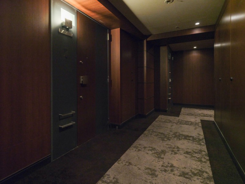 落ち着いた色合いで整えられた共用部は、格式高い空間となっております。自然豊かな環境と利便性が良好なロケーションならではの洗練された生活が楽しめるレジデンスです。