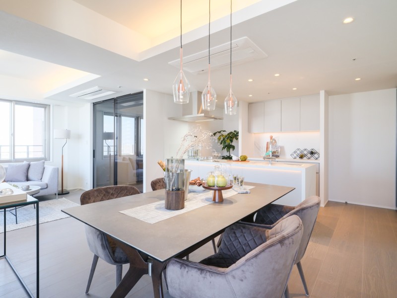 角部屋なので二面採光となっており、明るいリビングダイニングです。穏やかな光と爽やかな風を感じることができる、のびやかな住空間です。