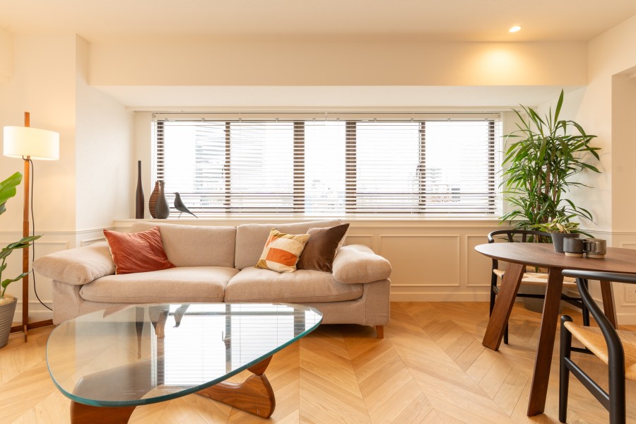 約14.6帖の広さがあるLDKは窓から陽光をたっぷりと取り込み、明るくお部屋を照らします。クロスはざらつきのある風合いに、ニュアンスカラーがナチュラルで優しい印象を与え、モダンな空間となっております。