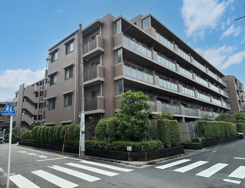 ダブルオートロックや宅配ボックスを完備した管理体制良好のマンションです。小学校と中学校が近く通学が快適。スーパーまで徒歩5分なので、日々のお買い物にも便利です。