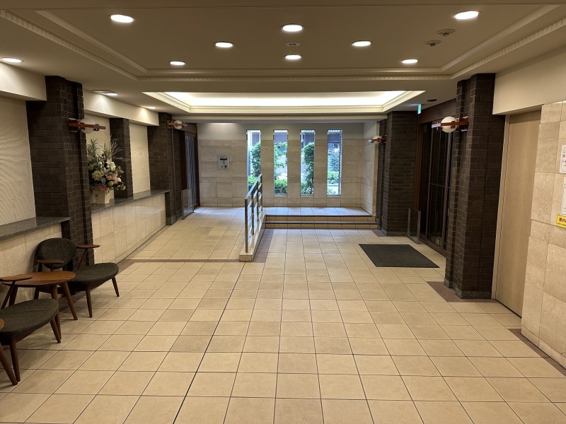 都市の喧騒を遠ざけ、緊張を脱がせ、気持ちを仕立て直すコモンスペースです。白いタイルが敷かれ、スタイリッシュな雰囲気を醸し出しモダンで清潔感が溢れます。