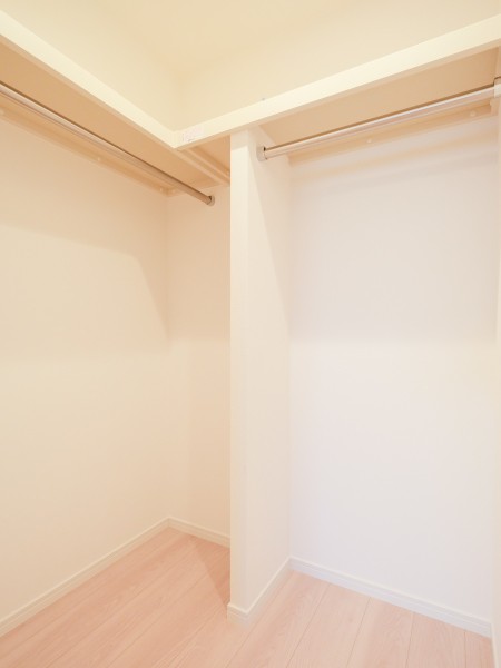 洋室1には大容量のウォークインクローゼットがございます。荷物や衣類などをたっぷり収納可能なため、居室スペースを広くお使いいただけます。