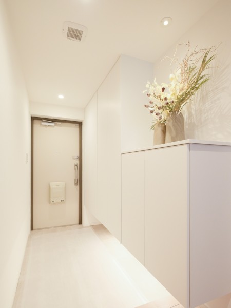 住まいの顔になる玄関は、白を基調に爽やかな空間を演出します。頼もしい収納力をもつシューズボックスを備え付け、玄関をゆったりとお使いいただくことができます。