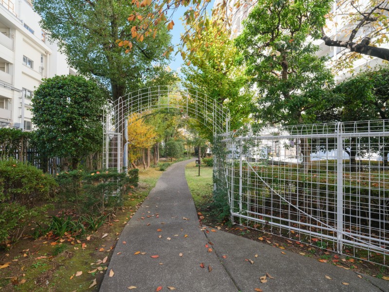 植栽の緑が季節の変化を教えてくれます。足を止めて観賞をしたくなりますね。ご家族やご近所の方と会話が弾むような場所になっています。