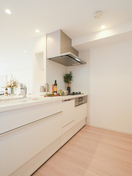 柔らかで活気に満ちた印象を与えるデザインのキッチンを採用しました。心地よい時間を紡ぎ出し、快適にお料理ができそうな空間です。