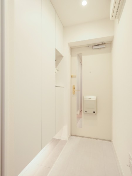 玄関には頼もしい収納力をもつシューズボックスが備わっているため、足元のスペースをすっきり綺麗に保てます。