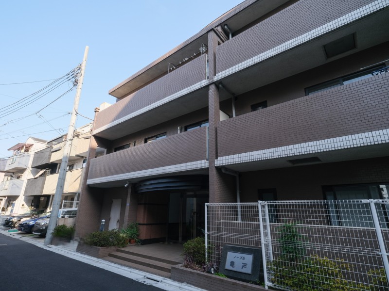 緑豊かな猿江恩賜公園まで徒歩3分、商業施設が充実した「亀戸・錦糸町」エリアへも徒歩アクセスが叶う住環境が整っています。当住戸の下階には住戸がないため、足音なども気にせずお住まいいただけます。