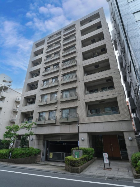 飯田橋駅を生活圏とする新宿区新小川町。複数駅・複数路線利用可能な交通利便性に加え、神楽坂の賑わいも身近に享受する魅力的なロケーションです。