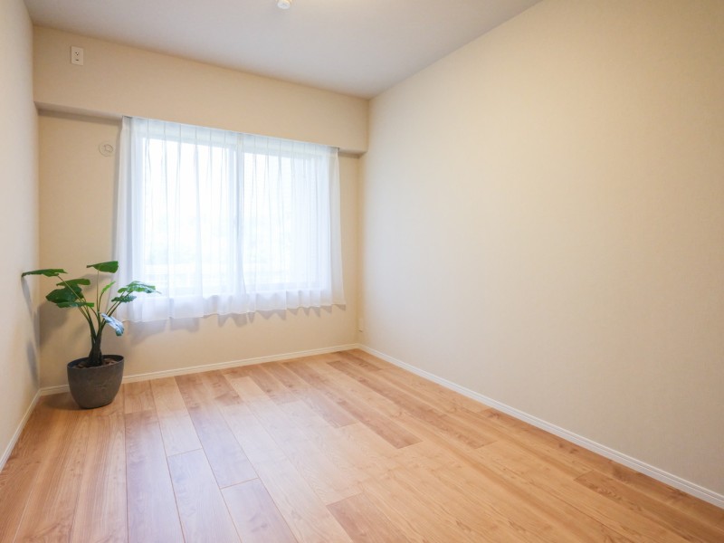 東向きのテラスに隣接した洋室2です。爽やかな自然光が入り、のびのびとお過ごしいただけるお部屋です♪