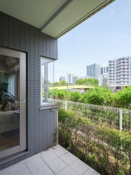 天王洲運河を見渡す心地よいテラスです。暮らしの中で大切な光と風を感じ、洗練された暮らしを実現できます。