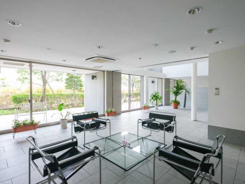 1階のラウンジは外からの光を取り込む明るい空間です。歓談や読書など幅広い用途にお使いいただけます。