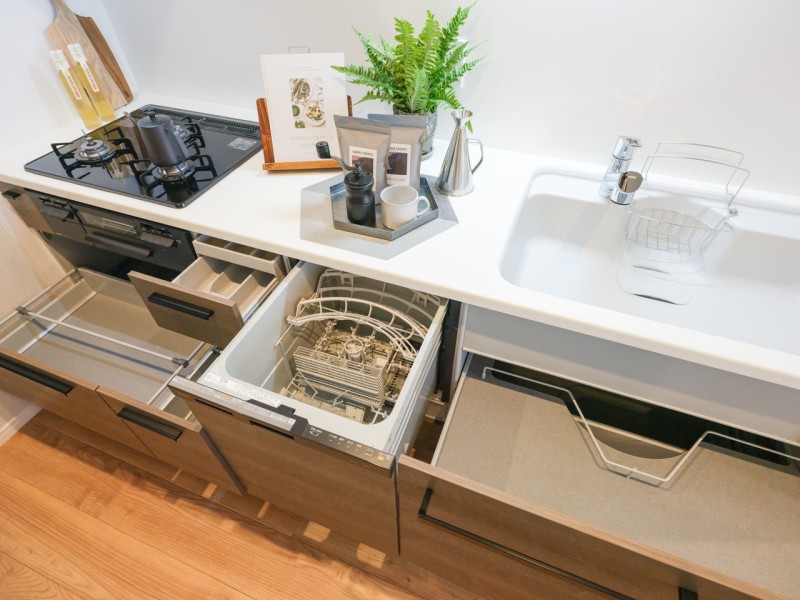 ◆食器洗浄乾燥機◆家事の時間を短縮できる優れもの。さらに節水・節約を同時に行うことができるので、大変人気があり重宝します。