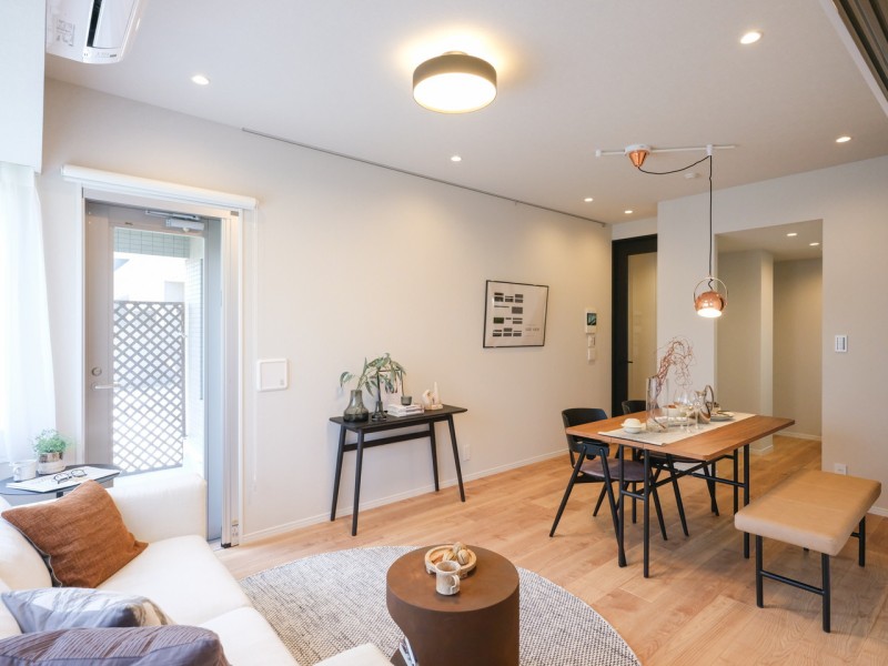 上質な木の温もりが安らぎと癒しの空間を演出するリビングです。床暖房が敷設されているので、一年中快適な室温でお過ごしいただけます。