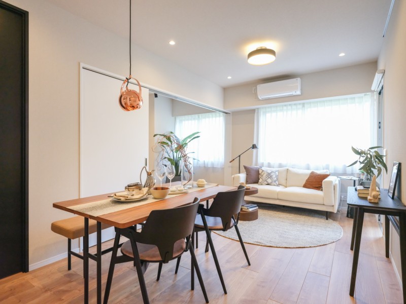 東向きの窓から明るい陽が差し込むリビングです。時代や流行を問わず長く着られる衣服のように、心地よさを感じる住まいです。