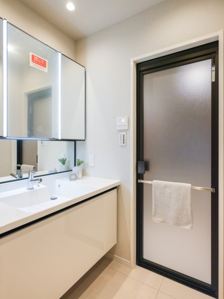 清潔感漂う爽やかなホワイト調の洗面化粧台です。カウンター部分はゆとりがあるので使いやすさも◎。三面鏡裏や足元のキャビネットなど収納豊富です。