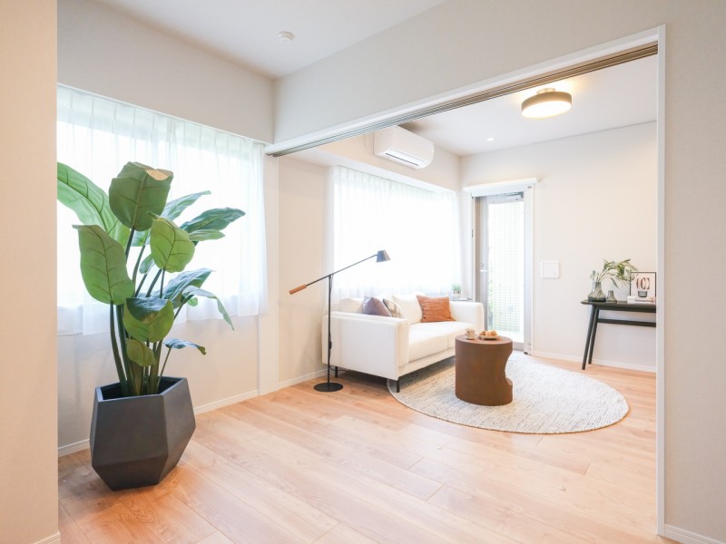 洋室1はリビングに隣接。普段は引き戸を開放し拡張リビングとして使ったり、来客時は引き戸を閉めてプライベート空間を隠したり、フレキシブルにお使いいただけます。