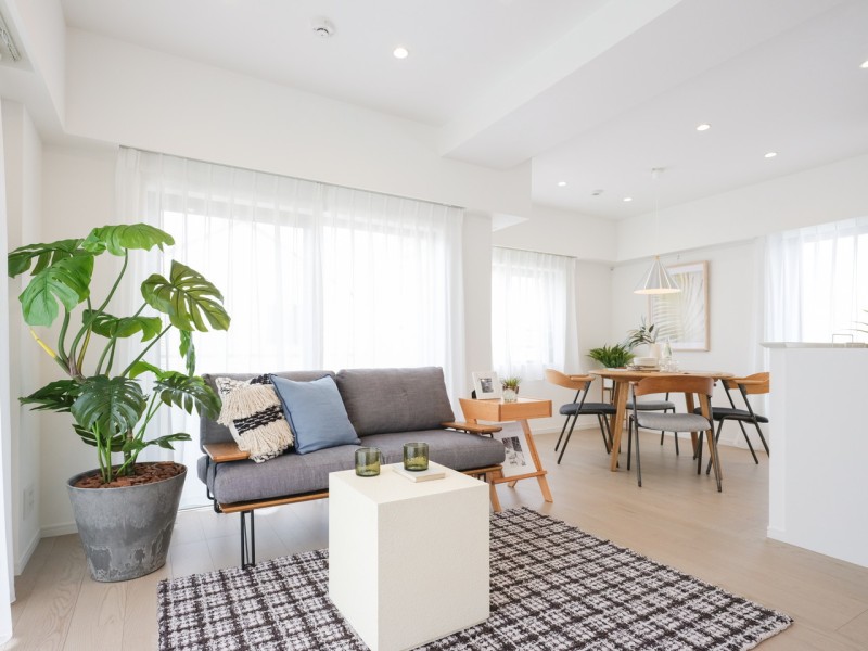 光と風が通り抜ける、おだやかな空気に纏われたリビングダイニングキッチンです。三面採光の窓からは明るい自然光が降り注ぎ、彩り豊かな暮らしを演出します。