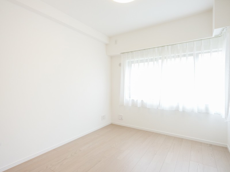 ⑩南向きの窓から温かな光が入るこむ洋室2です。落ち着いたひとときをお過ごしいただけます。