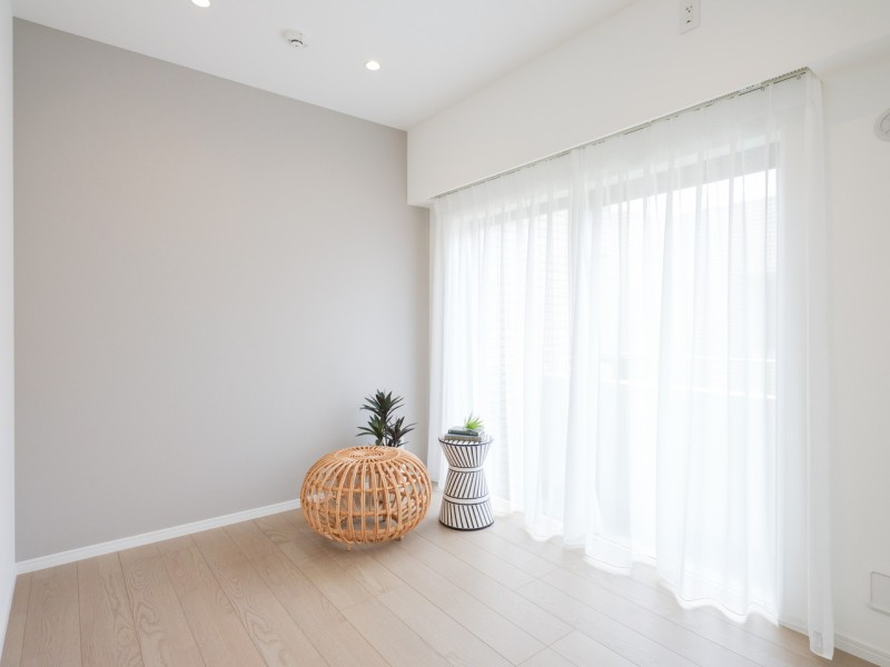 洋室3はバルコニーに接続する開放空間です。明るく、ワークスペースとしても快適に活用いただけます。