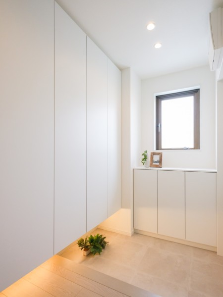 フットライト付きの明るい玄関が入居者様をやさしく出迎えます。カウンター部分には季節のインテリアを飾って、四季の移ろいを感じるのも良いですね。