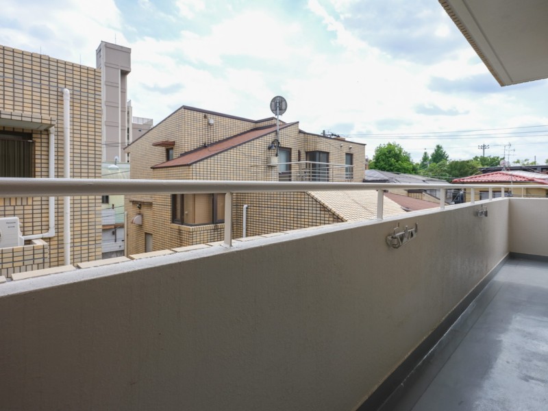 南向きの陽当たりなバルコニーです。洗濯金物付きで対面に高い建物がないため、洗濯物もしっかりと乾かせそうですね。