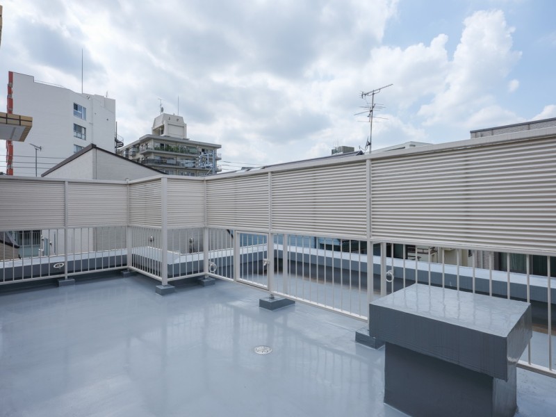 ゆったりとしたルーフバルコニーは約23m²の広さがあります。暮らしの中で大切な光と風を演出してくれる居心地の良い空間です。