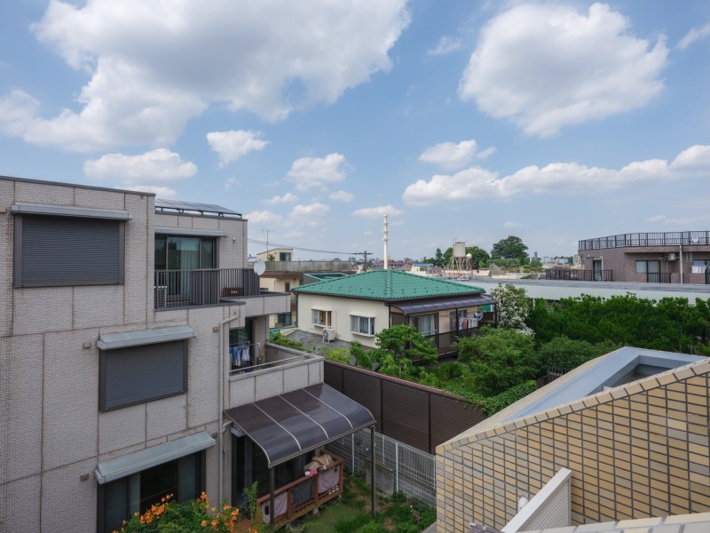 青々とした空を見渡せる開放的な眺望です。都会の喧騒を忘れられる開放感が溢れるひととき。うつろいゆく空の色を楽しみながらのリフレッシュタイムもいいですね。