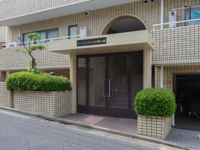 手入れの行き届いた植栽が施されたアプローチです。重厚感のある門扉が居住者様を上質な居住空間へと誘います。