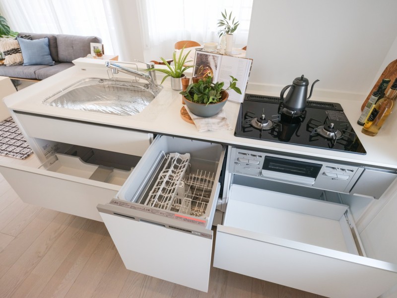 ◆食器洗浄乾燥機◆家事の時間を短縮できる優れもの。さらに節水・節約を同時に行うことができるので、大変人気があり重宝します。