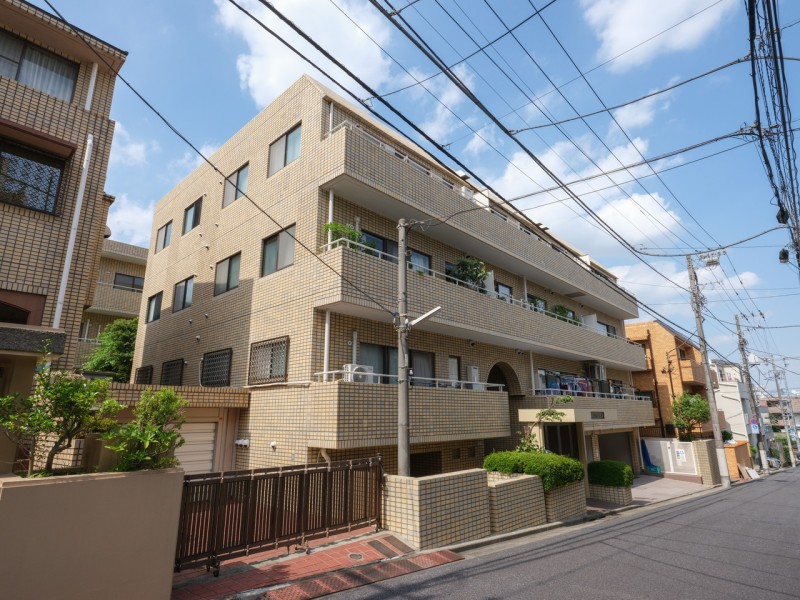 『沼袋』駅徒歩3分・閑静な住宅街に佇む3階建て低層レジデンスです。徒歩圏内にスーパー、病院、公園などあり。暮らしやすい住環境が整っています。