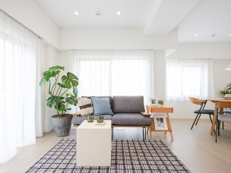 カーテンの向こうからやさしい日差しをとりこみ、心安らぐ時間の流れるお部屋です。自分の世界に没頭する時間も、ご家族の団らんも大切にできる空間です。